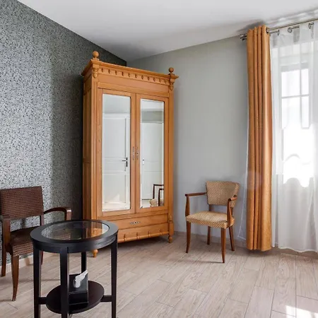 Le Clos Des Pervenches Jassans-Riottier Room photo